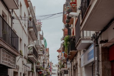 Sitges, Barselona, İspanya. 1 Kasım 2024: Sitges 'in mimarisi ve cephesi.