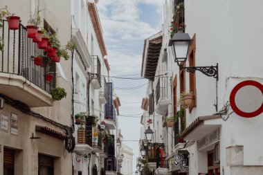 Sitges, Barselona, İspanya. 1 Kasım 2024: Sitges 'in mimarisi ve cephesi.