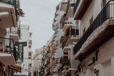 Sitges, Barselona, İspanya. 1 Kasım 2024: Sitges 'in mimarisi ve cephesi.