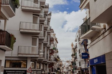 Sitges, Barselona, İspanya. 1 Kasım 2024: Sitges 'in mimarisi ve cephesi.