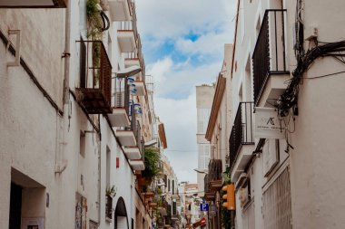 Sitges, Barselona, İspanya. 1 Kasım 2024: Sitges 'in mimarisi ve cephesi.