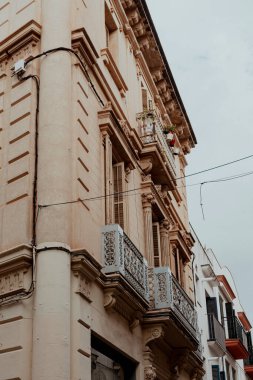 Sitges, Barselona, İspanya. 1 Kasım 2024: Sitges 'in mimarisi ve cephesi.