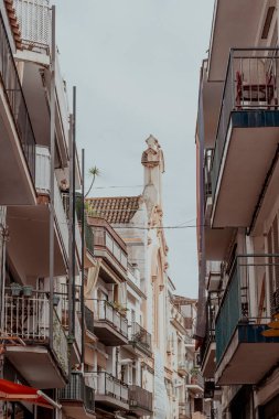 Sitges, Barselona, İspanya. 1 Kasım 2024: Sitges 'in mimarisi ve cephesi.