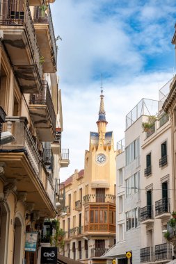 Sitges, Barselona, İspanya. 1 Kasım 2024: Sitges 'in mimarisi ve cephesi.