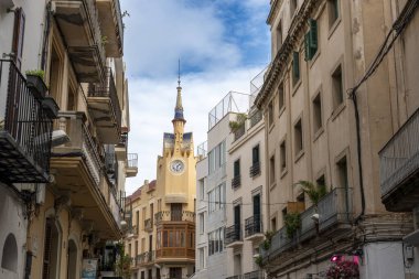 Sitges, Barselona, İspanya. 1 Kasım 2024: Sitges 'in mimarisi ve cephesi.