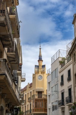 Sitges, Barselona, İspanya. 1 Kasım 2024: Sitges 'in mimarisi ve cephesi.