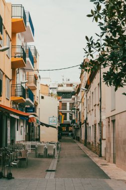 Sitges, Barselona, İspanya. 1 Kasım 2024: Sitges 'in mimarisi ve cephesi.