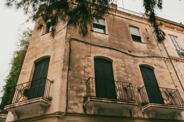 Sitges, Barselona, İspanya. 1 Kasım 2024: Los Americanos mahallesindeki evlerin mimarisi ve cephesi.