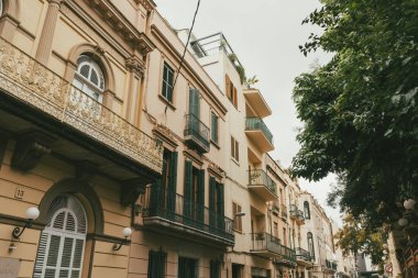 Sitges, Barselona, İspanya. 1 Kasım 2024: Los Americanos mahallesindeki evlerin mimarisi ve cephesi.