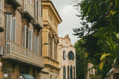 Sitges, Barselona, İspanya. 1 Kasım 2024: Los Americanos mahallesindeki evlerin mimarisi ve cephesi.