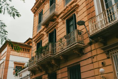 Sitges, Barselona, İspanya. 1 Kasım 2024: Los Americanos mahallesindeki evlerin mimarisi ve cephesi.