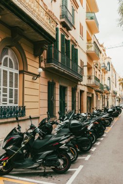Sitges, Barselona, İspanya. 1 Kasım 2024: Los Americanos mahallesindeki evlerin mimarisi ve cephesi.