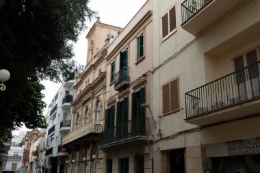 Sitges, Barselona, İspanya. 1 Kasım 2024: Los Americanos mahallesindeki evlerin mimarisi ve cephesi.