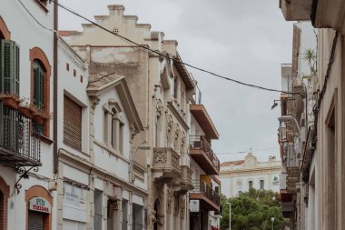 Sitges, Barselona, İspanya. 1 Kasım 2024: Los Americanos mahallesindeki evlerin mimarisi ve cephesi.
