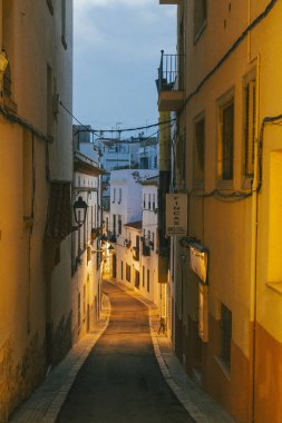 Sitges, Barselona, İspanya. 1 Kasım 2024: Sitges 'deki gece sokaklarının portreleri.