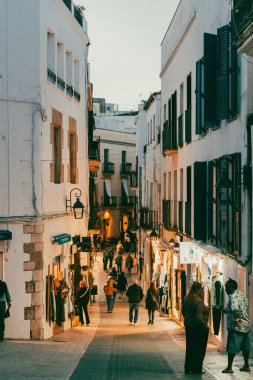 Sitges, Barselona, İspanya. 1 Kasım 2024: Sitges 'deki gece sokaklarının portreleri.