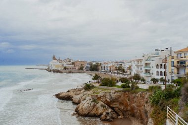 Sitges, Barselona, İspanya. 1 Kasım 2024: San Sebastian sahilindeki eski kasabanın manzarası.