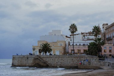 Sitges, Barselona, İspanya. 1 Kasım 2024: San Sebastian sahilindeki eski kasabanın manzarası.