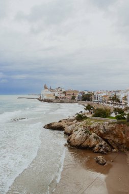 Sitges, Barselona, İspanya. 1 Kasım 2024: San Sebastian sahilindeki eski kasabanın manzarası.