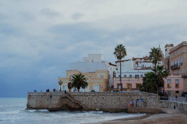 Sitges, Barselona, İspanya. 1 Kasım 2024: San Sebastian sahilindeki eski kasabanın manzarası.
