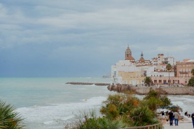 Sitges, Barselona, İspanya. 1 Kasım 2024: San Sebastian sahilindeki eski kasabanın manzarası.