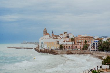 Sitges, Barselona, İspanya. 1 Kasım 2024: San Sebastian sahilindeki eski kasabanın manzarası.
