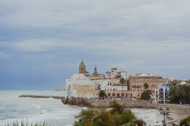 Sitges, Barselona, İspanya. 1 Kasım 2024: San Sebastian sahilindeki eski kasabanın manzarası.