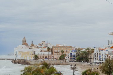 Sitges, Barselona, İspanya. 1 Kasım 2024: San Sebastian sahilindeki eski kasabanın manzarası.