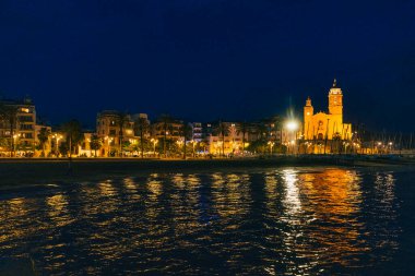 Sitges, Barselona, İspanya. 1 Kasım 2024: San Bartolome Kilisesi ve gece yürüyüşü.