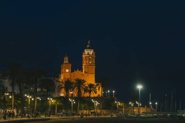 Sitges, Barselona, İspanya. 1 Kasım 2024: San Bartolome Kilisesi ve gece yürüyüşü.