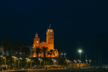 Sitges, Barselona, İspanya. 1 Kasım 2024: San Bartolome Kilisesi ve gece yürüyüşü.