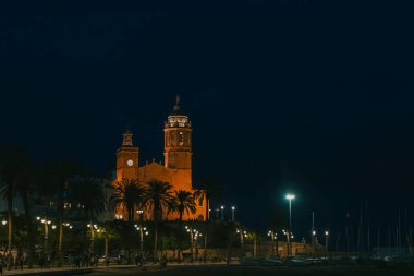 Sitges, Barselona, İspanya. 1 Kasım 2024: San Bartolome Kilisesi ve gece yürüyüşü.