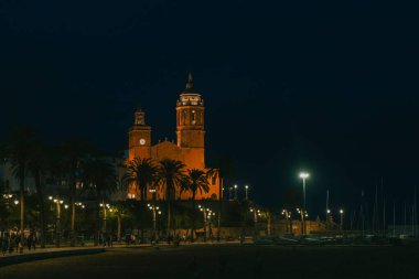Sitges, Barselona, İspanya. 1 Kasım 2024: San Bartolome Kilisesi ve gece yürüyüşü.