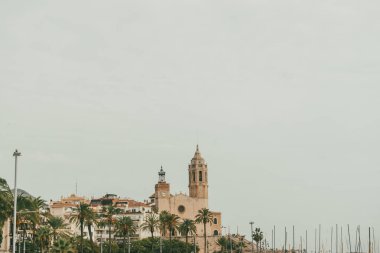 Sitges, Barselona, İspanya. 1 Kasım 2024: Fırkateyn Sahili ve San Bartolome Kilisesi.