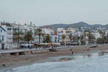 Sitges, Barselona, İspanya. 1 Kasım 2024: San Sebastian Sahili manzarası.