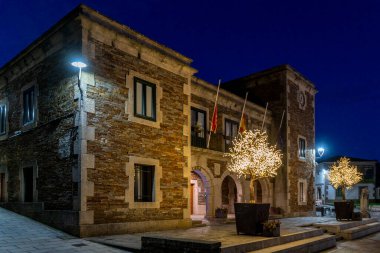 Portomarin, İspanya. 5 Kasım 2024: Belediye binası ve Conde Fenosa Meydanı.