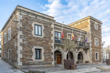 Portomarin, İspanya. 5 Kasım 2024: Belediye binası ve Conde Fenosa Meydanı.