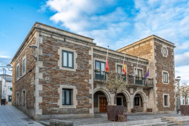 Portomarin, İspanya. 5 Kasım 2024: Belediye binası ve Conde Fenosa Meydanı.