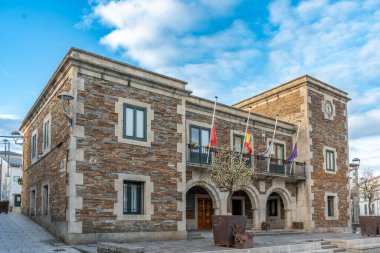 Portomarin, İspanya. 5 Kasım 2024: Belediye binası ve Conde Fenosa Meydanı.