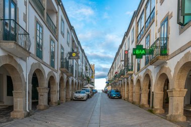 Portomarin, İspanya. 5 Kasım 2024: General Franco Caddesi ve güzel mimarisi.