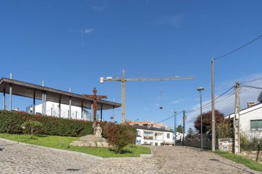 Portomarin, İspanya. 5 Kasım 2024: İnşaat vinçleri ve mavi gökyüzü.