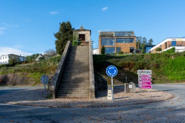 Portomarin, İspanya. 5 Kasım 2024: Kar şapelinin merdivenleri.