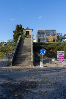 Portomarin, İspanya. 5 Kasım 2024: Kar şapelinin merdivenleri.