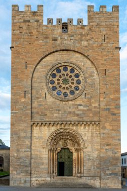 Portomarin, İspanya. 5 Kasım 2024: Mavi gökyüzü ile San Nicolas Kilisesi 'nin mimarisi ve cephesi.