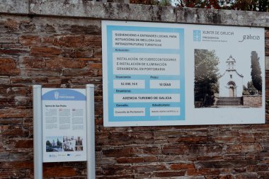 Portomarin, İspanya. 5 Kasım 2024: San Pedro Kilisesi ve Fraga Iribarne Caddesi.