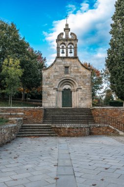 Portomarin, İspanya. 5 Kasım 2024: San Pedro Kilisesi ve Fraga Iribarne Caddesi.