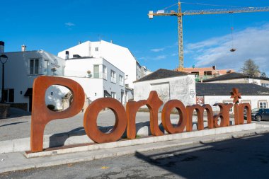 Portomarin, İspanya. 5 Kasım 2024: Portomarn turist tabelası ve mavi gökyüzü.