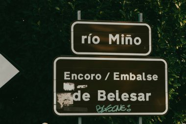 Portomarin, İspanya. 5 Kasım 2024: Camino de Santiago ve Portomarn 'ın imzası.