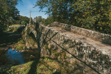 Fransız Yolu 'ndaki taş köprü, Palas de Rei - Melide sahnesi. İspanya.