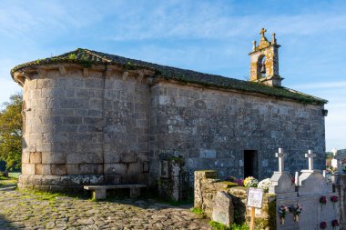 Lugo, Galiçya, İspanya. 7 Kasım 2024 San Xulian Kilisesi Palas de Rei yolunda.